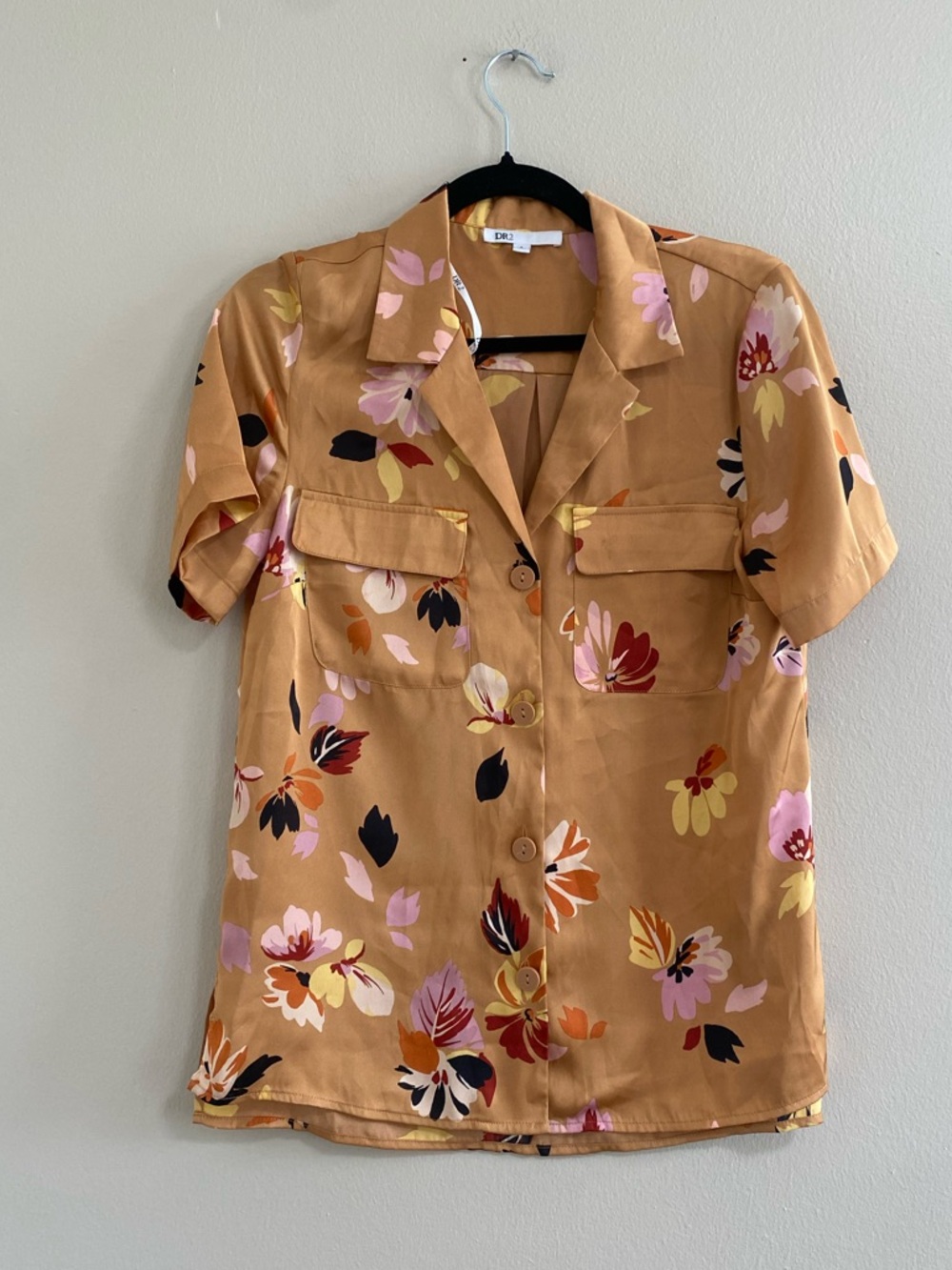 DR2 Beige Floral Button-Up Short Sleeve Top Size Small